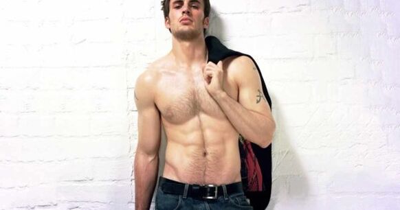 žiaurus vyras išsiplėtusiu peniu