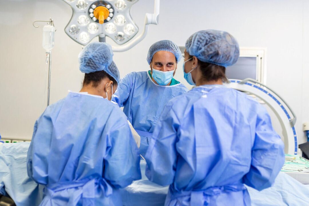 Plastikos chirurgai atlieka operacijas, kuriomis siekiama padidinti vyro varpą